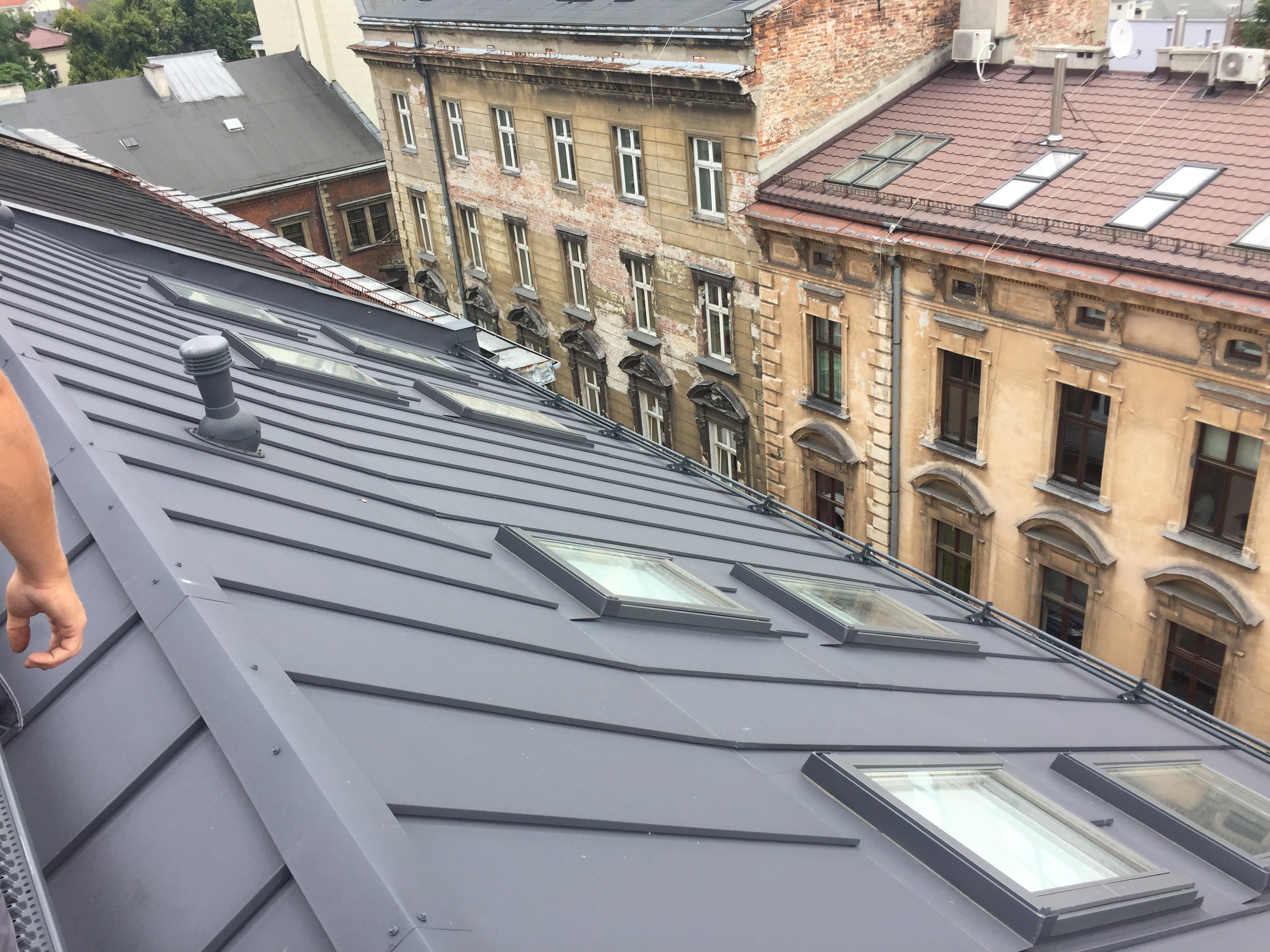 Widok na wyremontowany dach