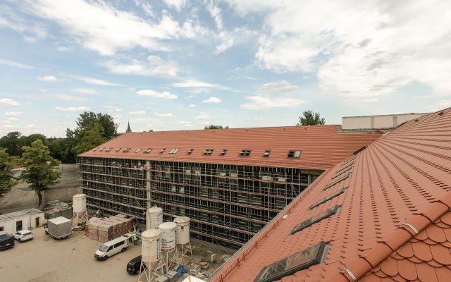 Na dachu zamontowano 67 trzyszybowych okien