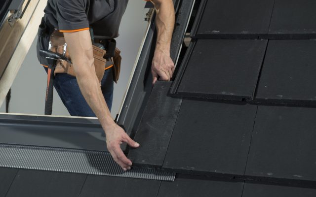 dekarz zabezpieczający okno dachowe